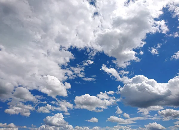 Belle Nuvole Nel Bel Cielo Blu — Foto Stock