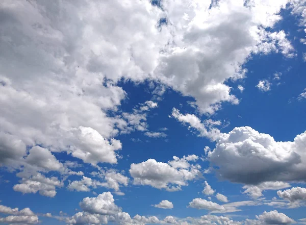 Belle Nuvole Nel Bel Cielo Blu — Foto Stock