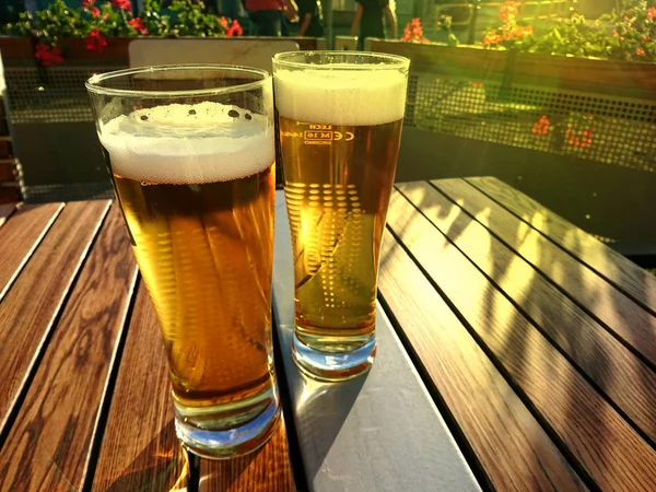 Boa Cerveja Fria Ponderada Dada Uma Noite Quente Verão — Fotografia de Stock