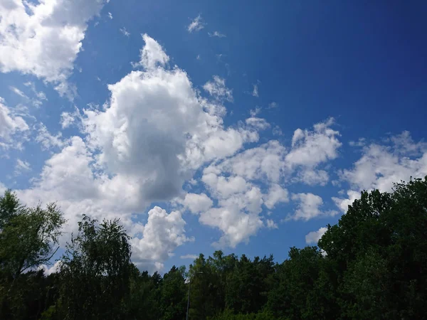 Fina Moln Den Vackra Blå Himlen — Stockfoto