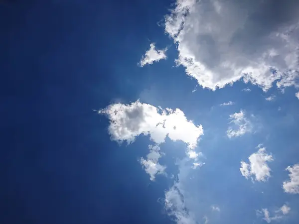 Belle Nuvole Nel Bel Cielo Blu — Foto Stock
