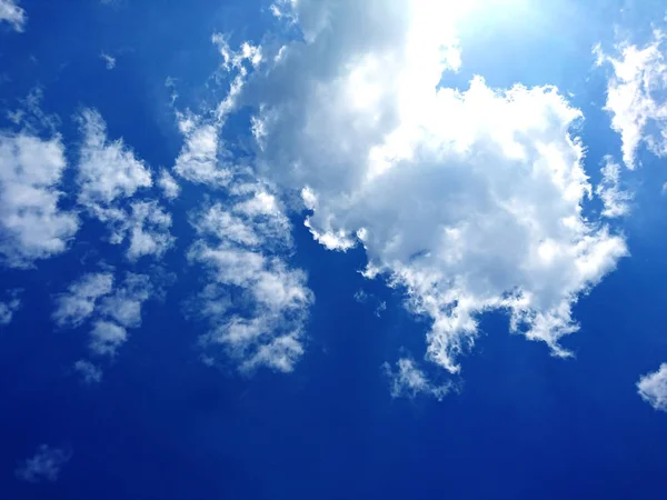 Ωραία Σύννεφα Στον Όμορφο Γαλάζιο Ουρανό — Φωτογραφία Αρχείου