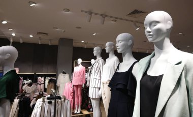 Aptallar bir giyim mağazasında görüntülemek