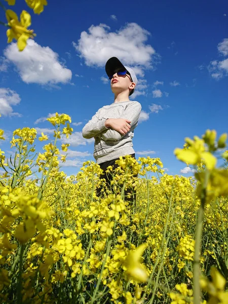 Petit Garçon Souriant Debout Dans Champ Colza Fleurs — Photo