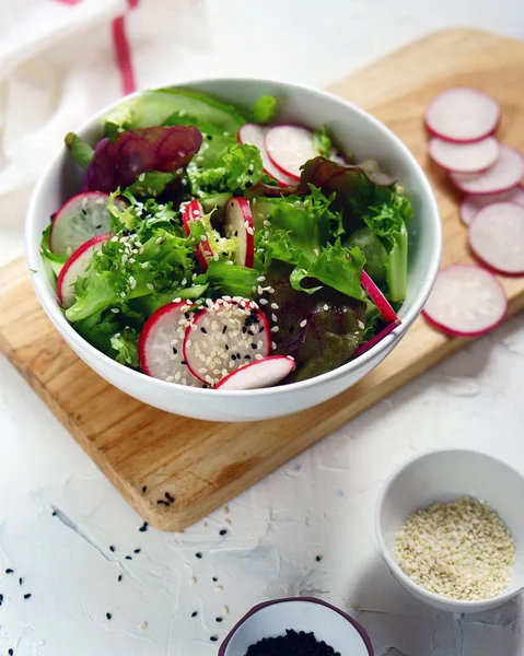 Radish and lettuce salad with sesame seeds — Stock Photo, Image