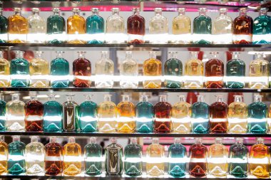 Vitrin. Renkli cam şişe. Güzel arka plan.