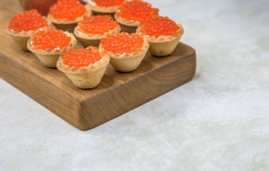 Kırmızı havyarlı tart yakın çekim. Kırmızı havyarlı aperatifler, gurme yemekleri, aperatifler.