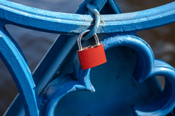 Cadeado por amor Fechado cadeado vermelho com coração em uma ponte azul — Fotografia de Stock