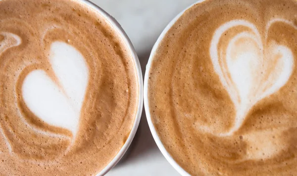 Dua gelas cappuccino. Close-up, pandangan atas. Hati di busa — Stok Foto