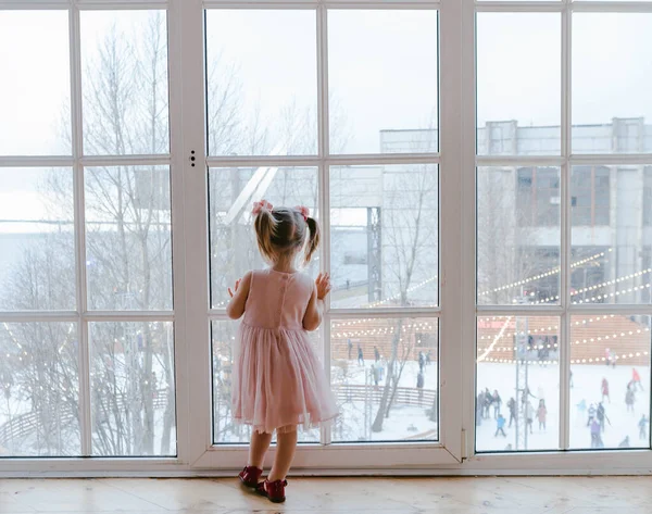 Dívka Stojí Okna Dívá Ven Kde Zimní Den — Stock fotografie