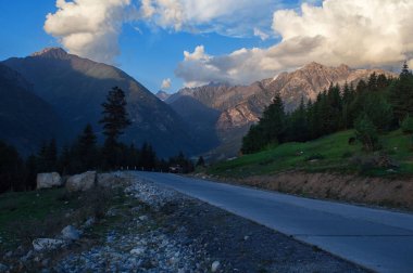 Ushguli 'den Mestia 'ya giden yol