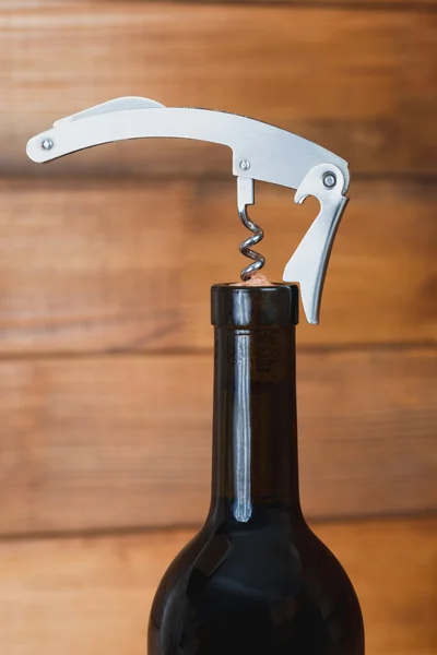 Öppna en flaska rött vin metall corkscrew — Stockfoto