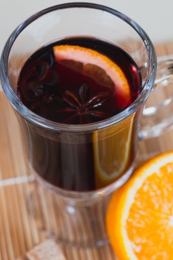 Mulled şarap için malzemeler: tarçın turuncu anasonu inci cam