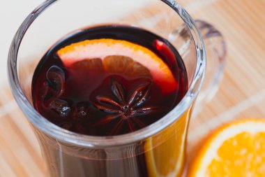 Mulled şarap için malzemeler: tarçın turuncu anasonu inci cam