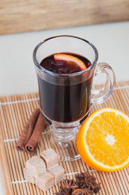 Mulled şarap için malzemeler: tarçın turuncu anasonu inci cam