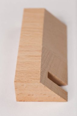 Soyut öğeler ahşap bloklar, dekoratif kesim ağacında, beyaz arka plan üzerinde yakın çekim