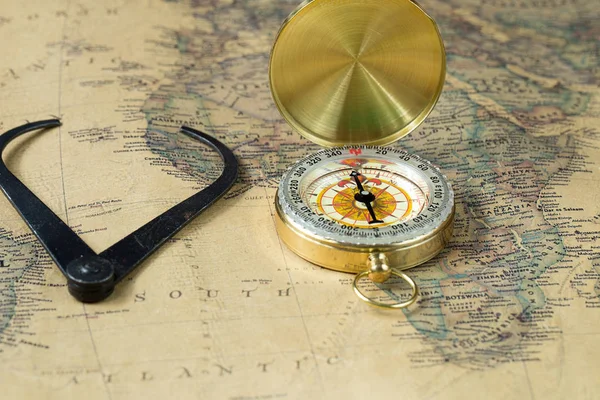 Ferramenta de medição velha bússola de ouro com tampa no mapa vintage, fundo macro, bússolas — Fotografia de Stock