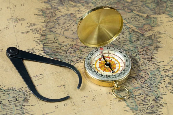 Ferramenta de medição velha bússola de ouro com tampa no mapa vintage, fundo macro, bússolas — Fotografia de Stock