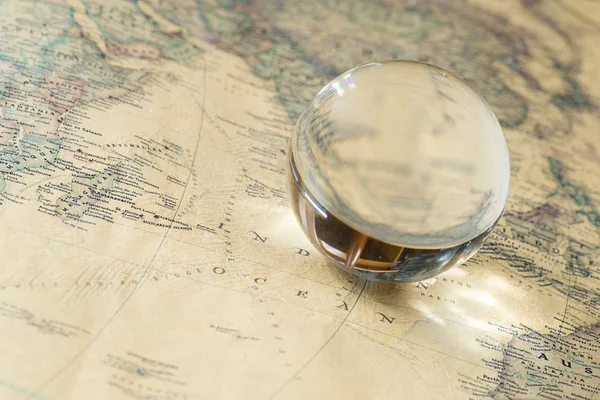 A bola de vidro, esfera no mapa antigo do vintage, fundo macro — Fotografia de Stock
