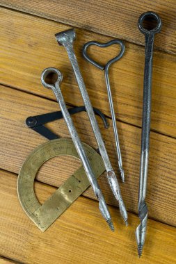 Birkaç eski votkanın, ahşap, Çap pergeli, iletki delik delme için el-aletleri. Kahverengi kontrplak arka plan