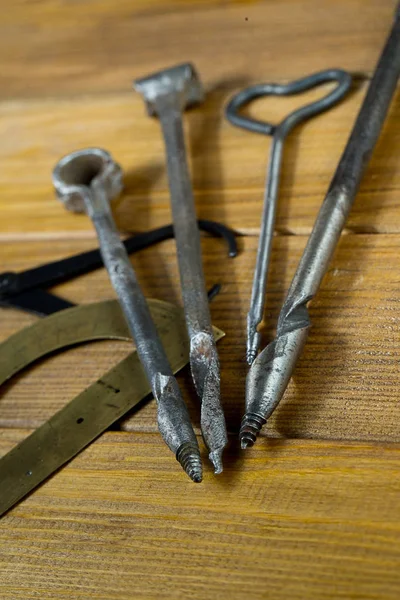 Birkaç eski votkanın, ahşap, Çap pergeli, iletki delik delme için el-aletleri. Kahverengi kontrplak arka plan