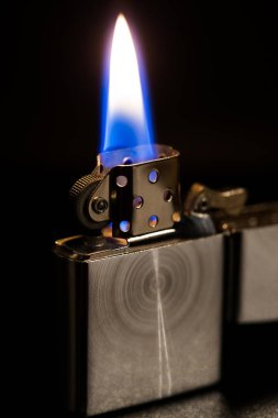 Makro metal hafif benzin siyah arka plan, açık ateş üzerinde