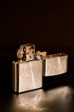 Makro metal hafif benzin siyah arka plan üzerine