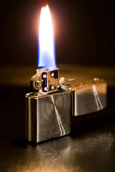 O macro metal gasolina isqueiro No fundo preto, abrir fogo — Fotografia de Stock