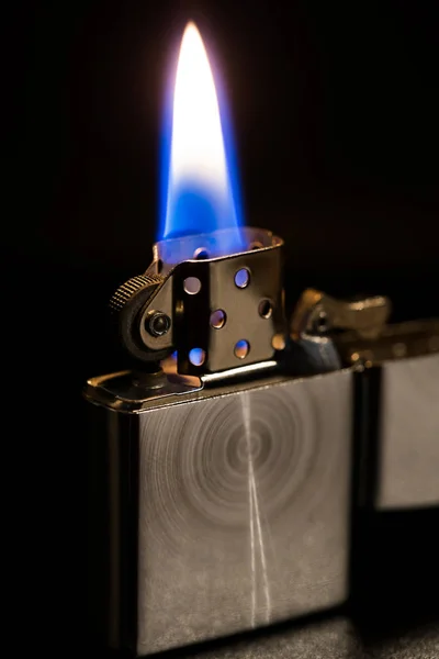 Makro metall ljusare bensin på svart bakgrund, öppen eld — Stockfoto