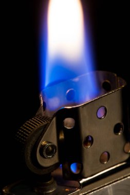 Makro metal hafif benzin siyah arka plan, açık ateş üzerinde