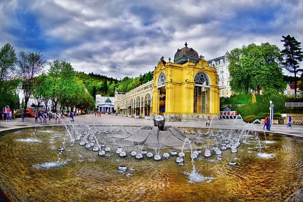 Columnata principal y fuente de canto - pequeña ciudad balneario de Bohemia Occidental Marianske Lazne (Marienbad) - República Checa — Foto de Stock