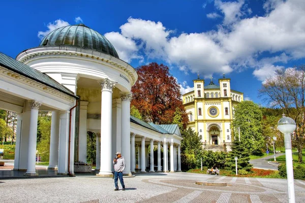 Karolina våren colonnade och katolska kyrkan i Marianske Lazne — Stockfoto