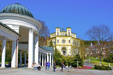 Karolina bahar sütun ve küçük batı Bohemian kaplıca kasabasında Katolik kilisesi Marianske Lazne (Marienbad) - Çek Cumhuriyeti