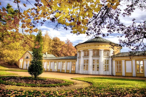 A hideg ásványvízforrás kolonnádja Ferdinand-a Nyugat-csehországi kis fürdőváros Marianske Lazne (Marienbad)-Csehország — Stock Fotó