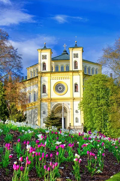 Katolska kyrkan i små West Bohemian Spa Town Marianske Lazne (Marienbad)-Tjeckien — Stockfoto