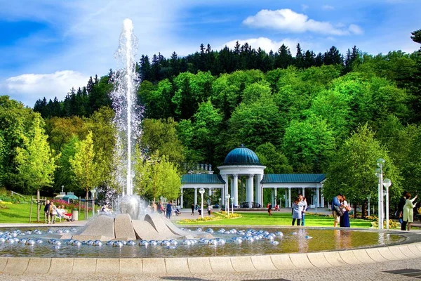 Şarkı Çeşme ve colonnade - küçük Batı bohem spa town Marianske Lazne (Marienbad) - Çek Cumhuriyeti