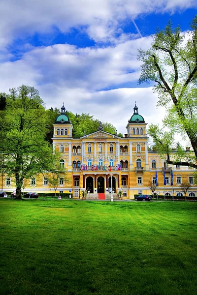 Hotel Nove Lazne dans la petite ville thermale de Bohême occidentale Marianske Lazne (Marienbad) - République tchèque — Photo