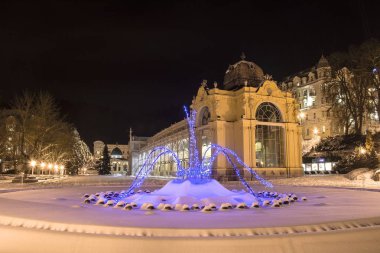 Kışın Colonnade ve Singing fontain - küçük batı Bohemya kaplıca kasabası Marianske Lazne (Marienbad) - Çek Cumhuriyeti