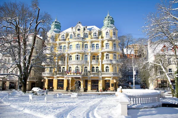 Hotel Bohemia-vinter i den lilla västra böhmiska kurorten Marianske Lazne (Marienbad)-Tjeckien — Stockfoto