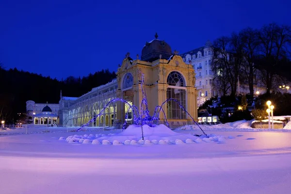 Colonnade and Singing Fountain - nieve de invierno en la pequeña ciudad balneario de Bohemia Occidental Marianske Lazne (Marienbad) - República Checa — Foto de Stock