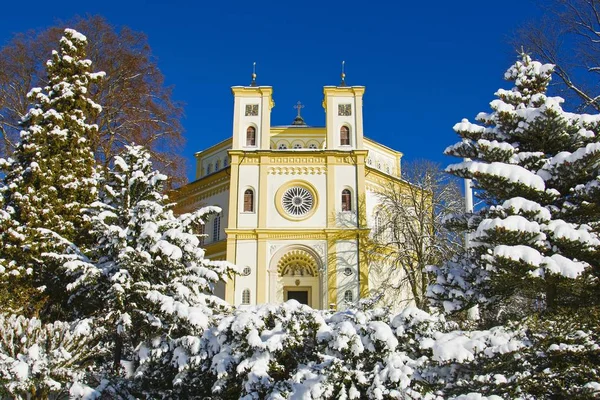 Église catholique dans la petite ville thermale de Bohême occidentale Marianske Lazne (Marienbad) - République tchèque — Photo