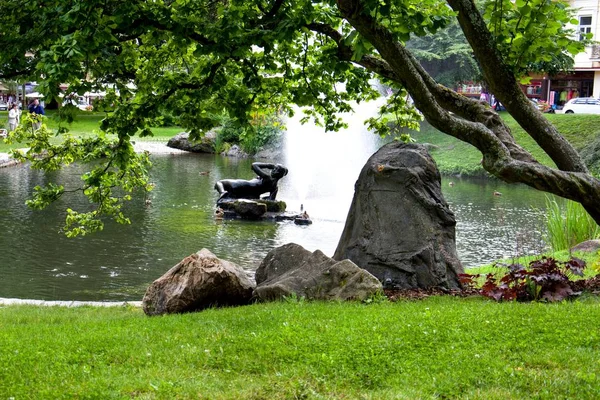Центральный спа-парк с небольшим озером - Марианские Лазни - Чехия — стоковое фото