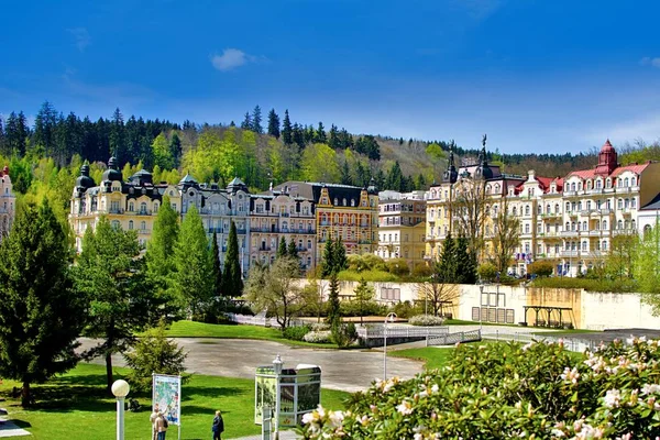 Centrum av den lilla västra böhmiska kurorten Marianske Lazne (Marienbad)-Tjeckien — Stockfoto