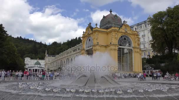 Colonata e fonte de canto em Marianske Lazne (Marienbad) - República Checa — Vídeo de Stock