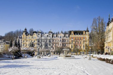 Spa merkezi küçük Batı bohem spa Town Marianske Lazne (Marienbad) kışın kar - Çek Cumhuriyeti ile