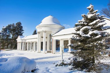 Pavilion soğuk mineral su - küçük Batı bohem kaplıca kenti Marianske Lazne (Marienbad) kış - Çek Cumhuriyeti