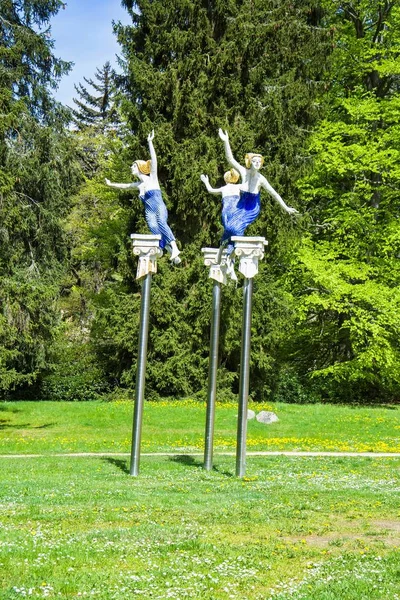 Statua della musa presso la sorgente della foresta - parco nella piccola città termale della Boemia occidentale Marianske Lazne (Marienbad) - Repubblica Ceca — Foto Stock