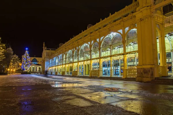 Columnata principal y pabellón de manantial de agua mineral fría - pequeña ciudad balneario de Bohemia Occidental Marianske Lazne (Marienbad) - República Checa — Foto de Stock