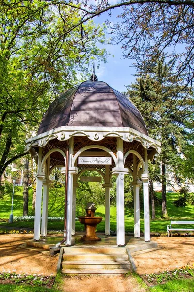 Pabellón de manantial de agua mineral fría en la pequeña ciudad balneario de Bohemia Occidental Marianske Lazne (Marienbad) - República Checa — Foto de Stock