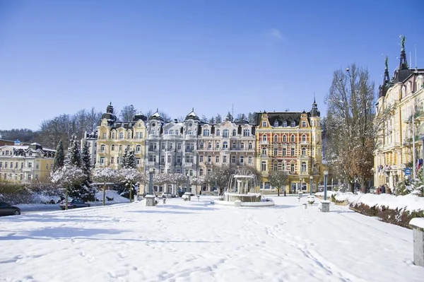 Centro de spa de la pequeña ciudad balneario de Bohemia Occidental Marianske Lazne (Marienbad) en invierno con nieve - República Checa — Foto de Stock